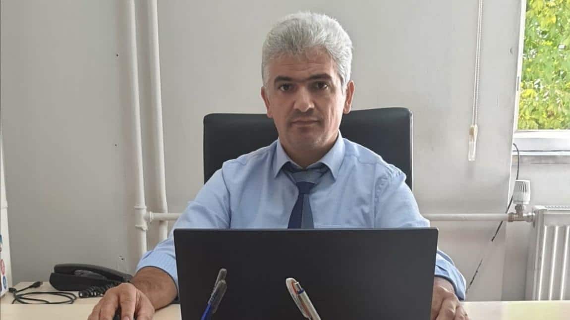 SEYFETTİN DERELİ MÜDÜR YARDIMCISI OLARAK GÖREVİNE BAŞLAMIŞTIR